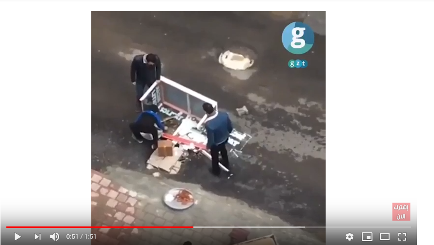 بالفيديو  ..  مشاهد مؤثره لرجلان ينقذان طفلين ويصبحان حديث مواقع التواصل الاجتماعي