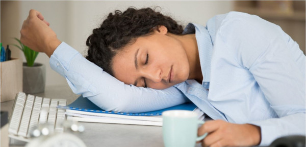 النوم المفاجئ خلال النهار ينذر بالاصابة بهذا المرض  