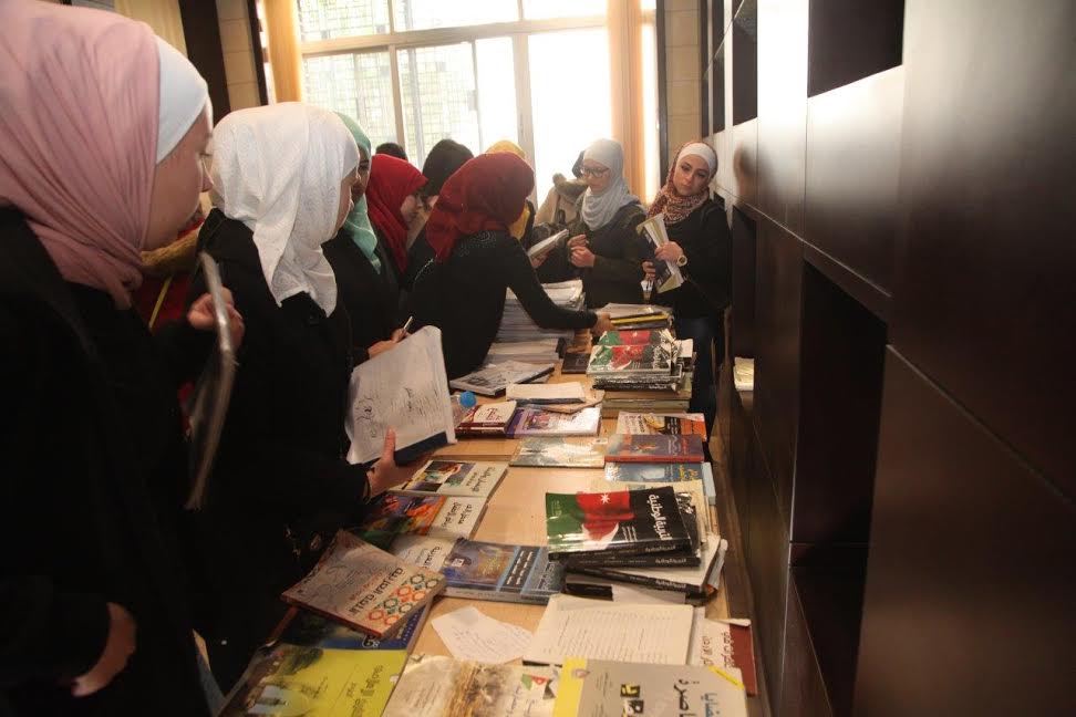 مكتبة جامعة البترا تطلق حملة تدوير الكتب الفصلية بـ500 كتاب مجاني