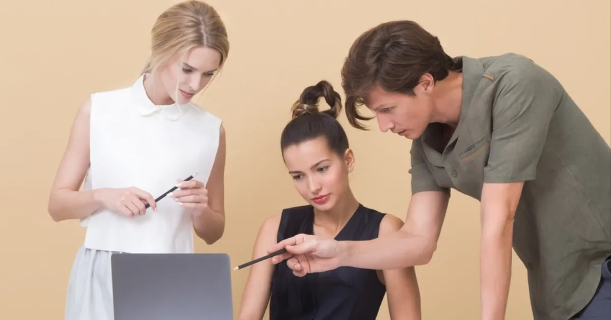 أثق بزوجي لكني أغار من تواصله مع زميلات العمل  ..  كيف اتصرف؟