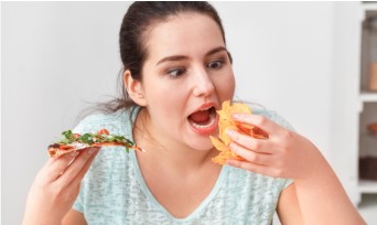 أصبحت شرهة لتناول الطعام .. فهل للاكتئاب دور في ذلك؟