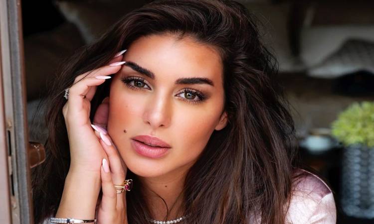 ياسمين صبرى تلفت الأنظار بصورة جديدة من سيارتها