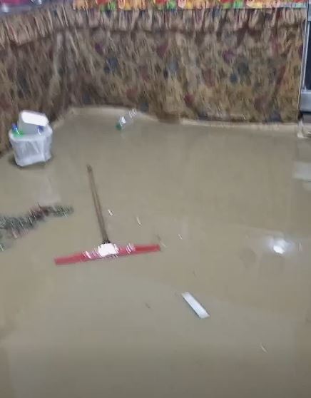 مواطن يشكو من مداهمة مياه الأمطار لمنزله في الشونة ويطالب البلدية بالتدخل العاجل
