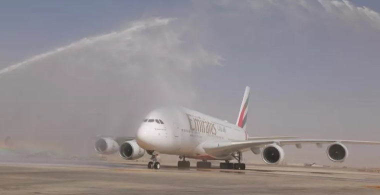 اضخم طائرة في العالم تحط بمطار الملكة علياء يقودها طيار اردني