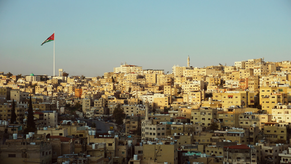 انخفاض ملموس على درجات الحرارة وسط أجواء مغبرة