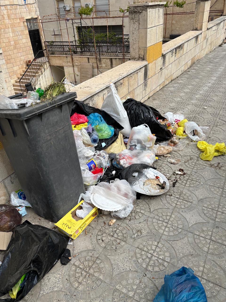 الجبيهة تختنق بالنفايات… أسبوع من الشكاوى دون استجابة يفاقم معاناة السكان