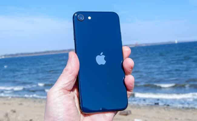 آبل تقلل إنتاجها من iPhone SE الجديد
