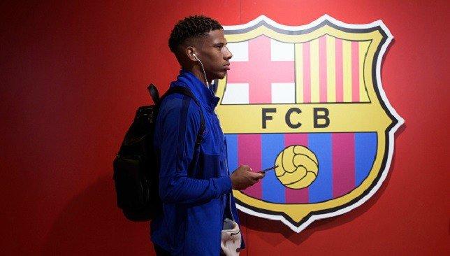 رسميًا ..  برشلونة يعلن رحيل مدافعه