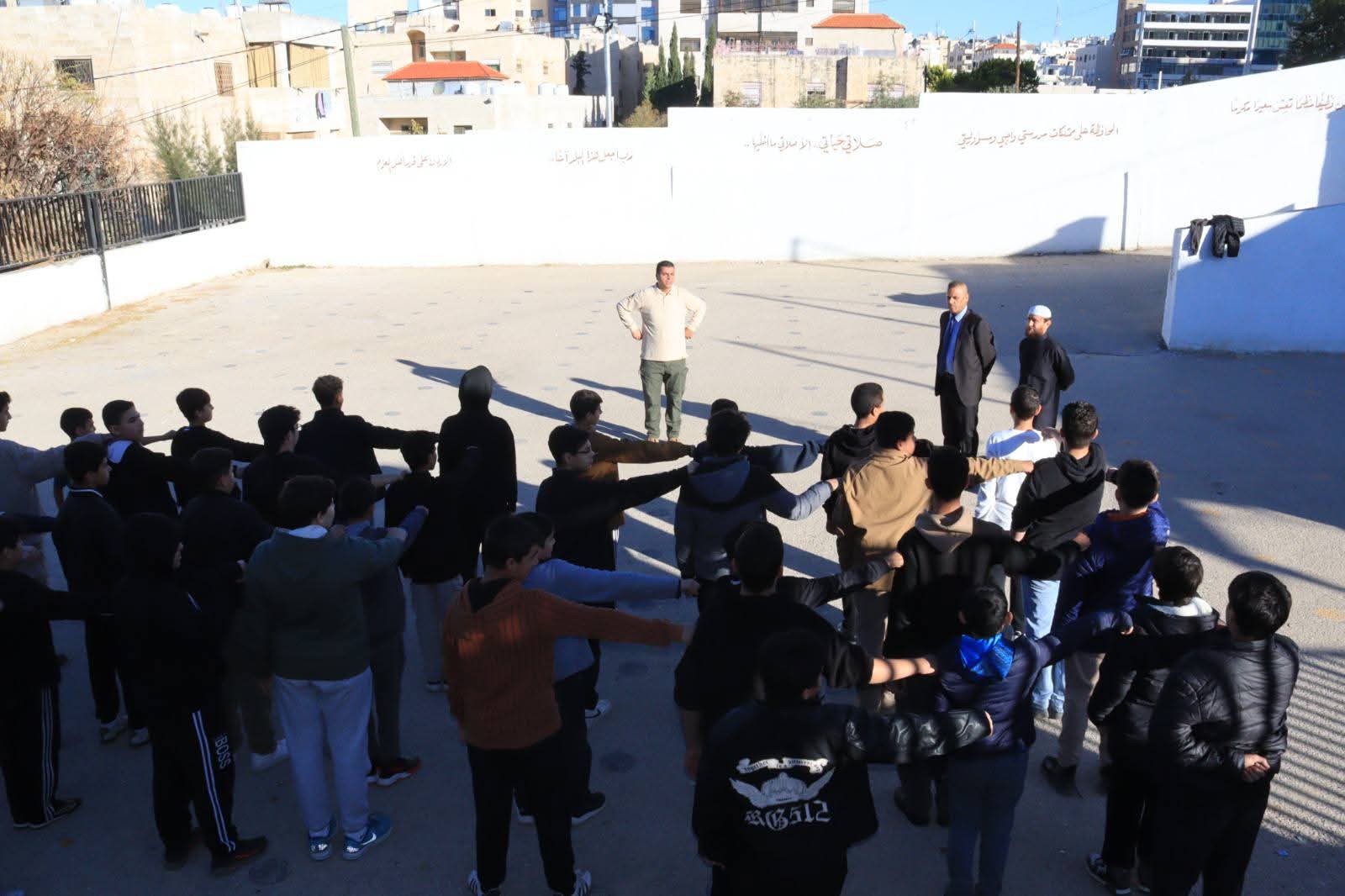 الهديرس يشارك الطابور الصباحي في محمد الشريقي ويتابع الواقع التعليمي والمبادرات الوطنية 