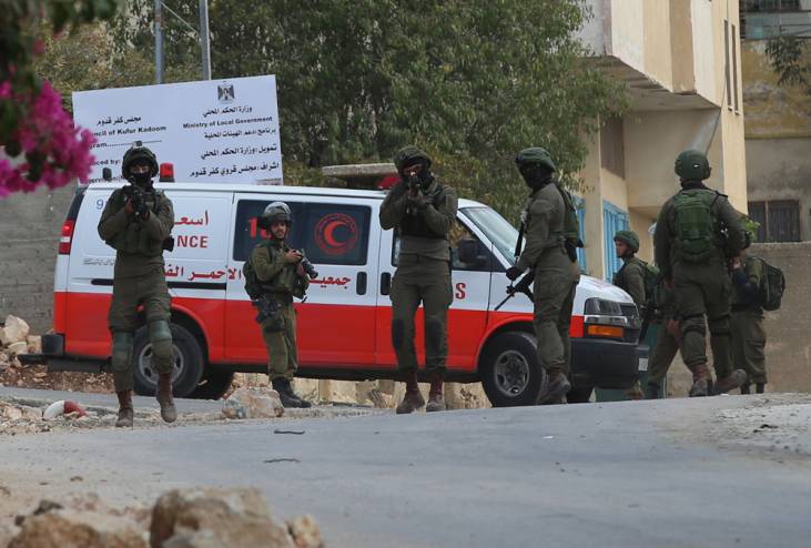 الاحتلال يعتقل أربعة شبان ويصيب آخر بالرصاص الحي شرق طولكرم