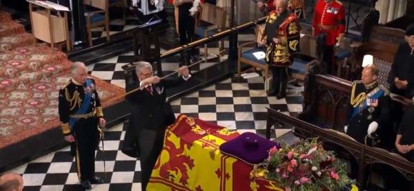 ما سر كسر "عصا" فوق نعش الملكة الراحلة إليزابيث؟