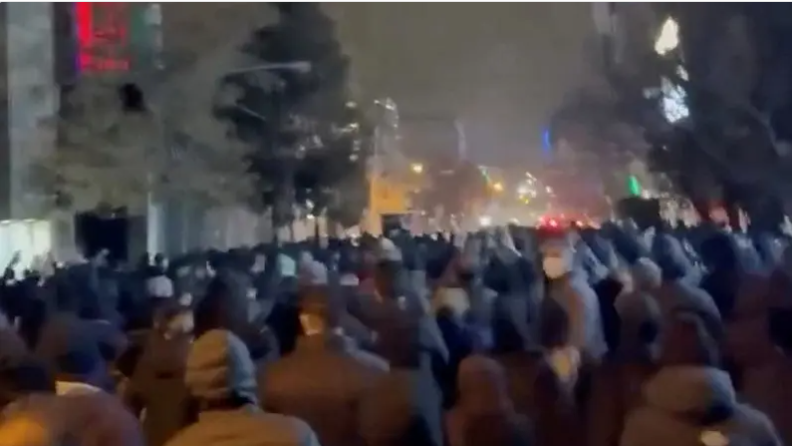 مصدر من الصحة الإيرانية يقر: 30 ألفاً قتلوا في الاحتجاجات