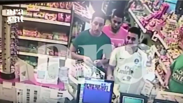 بالفيديو ..  اللقطات الاولى للمشتبه بهم الثلاثة الذين نفذوا الهجوم الارهابي على محطة وقود في برشلونة