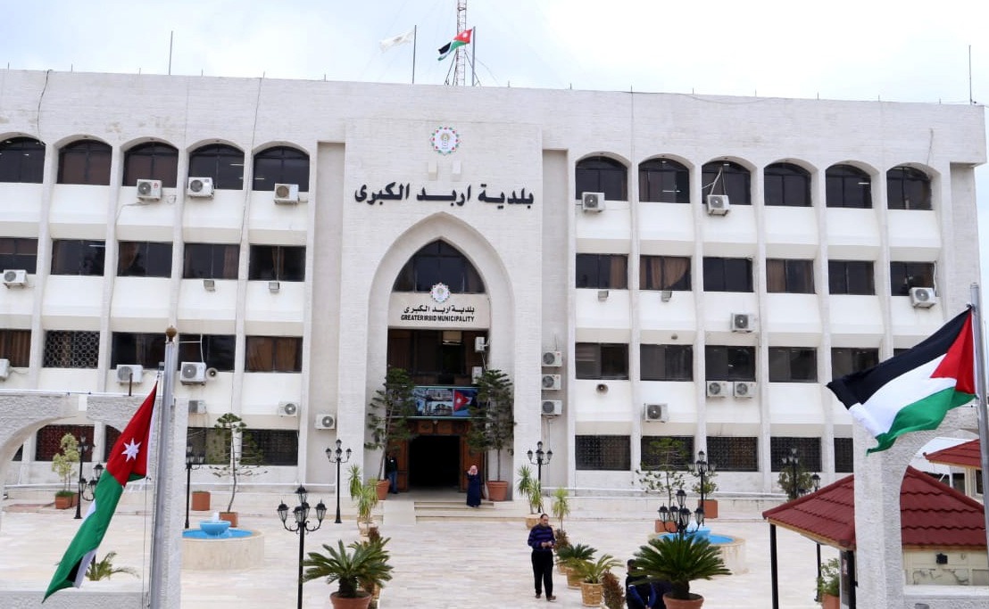 بلدية إربد تنجز 2700 موقع لوضع الحاويات وتواصل أعمال التعبيد والتشجير