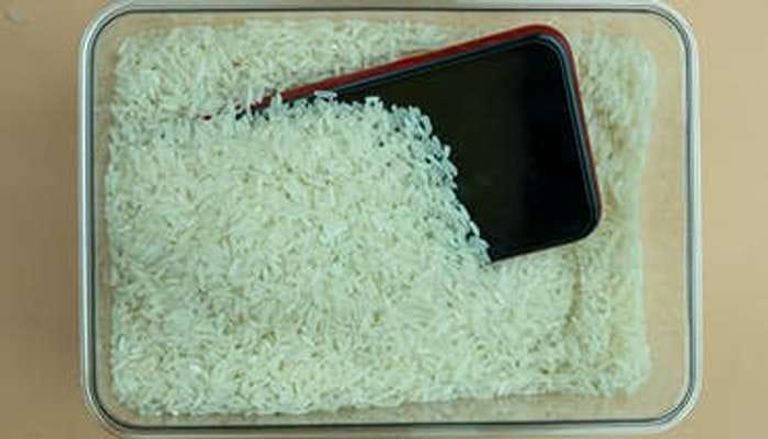 «أبل» تحذر من وضع الهواتف المبللة في الأرز ..  التلف وارد