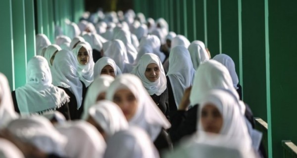 بشرط أن تكون بصورة مقبولة .. تعليم غزة: مسموح للطالبات غير المحجبات دخول المدارس  