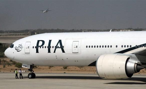 فتح باب خروج الطوارئ من الطائرة بدلا من الحمّام 
