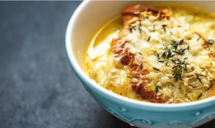 شوربة البصل الفرنسية اللذيذة