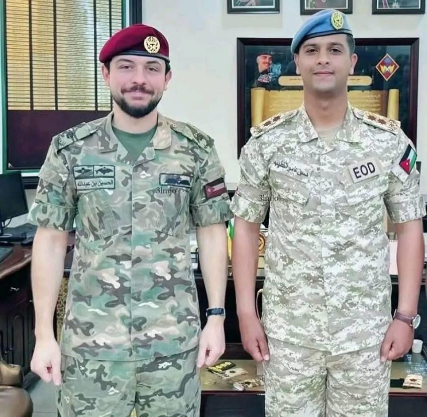 ولي العهد يقلد ضباطًا في الكتيبة 101 برتبهم الجديدة