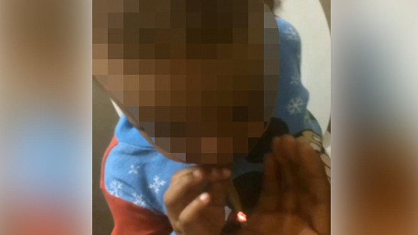 فيديو مزعج ..  طفل يدخن الحشيش في الحمام والأهل يضحكون!