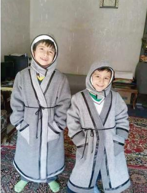لاجئات في ‘‘الزعتري‘‘ يصنعن من البطانيات ألبسة ‘‘دافئة‘‘ لأبنائهن