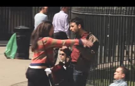 شاهدوا كاميرا خفية تظهر ردة فعل الناس عند ضرب شابة لحبيبها والعكس
