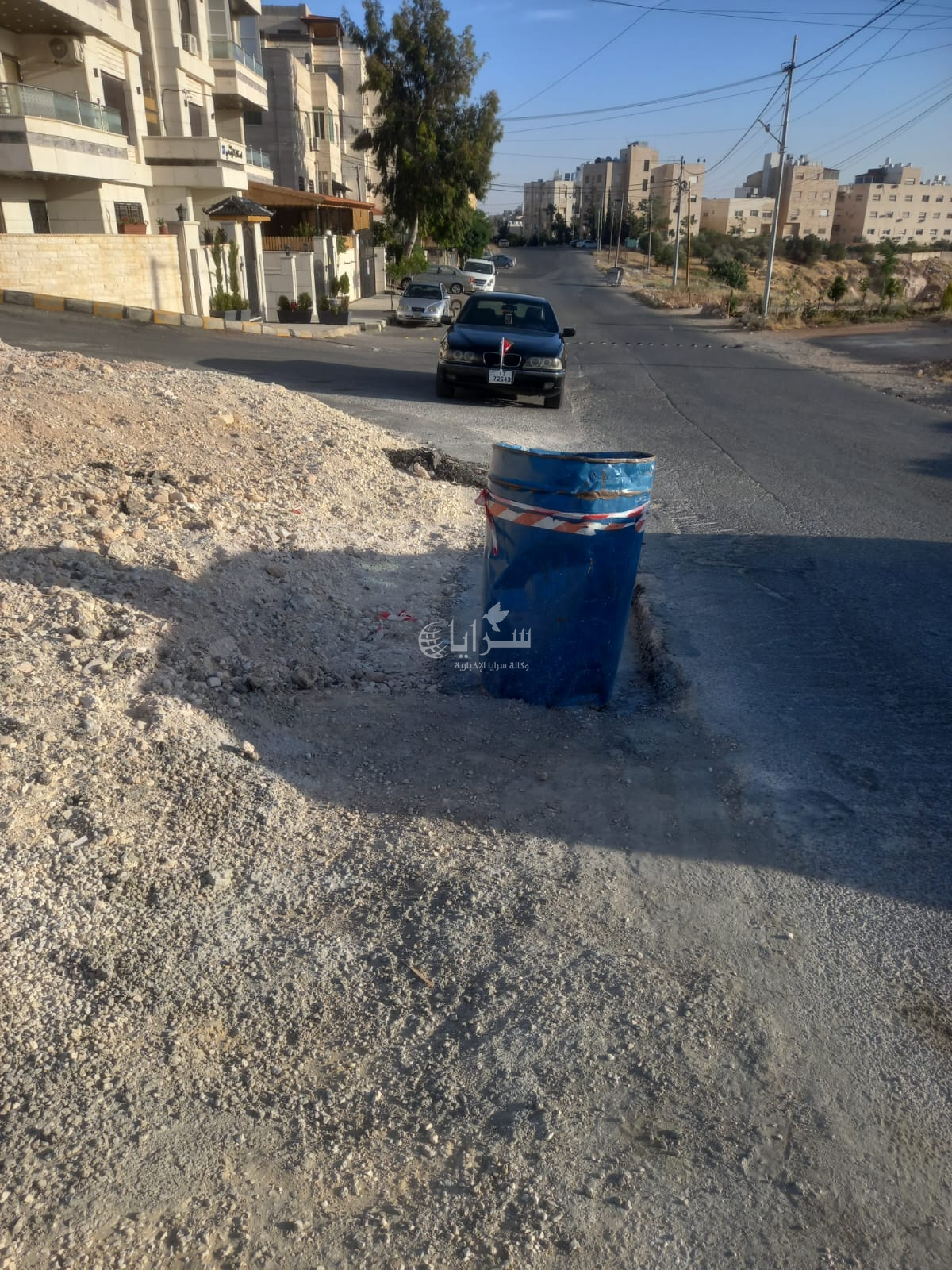 بالصور ..  برميل زفتة مهمل منذ أسابيع يشكل خطرًا على السائقين قرب دوار الشهيد المجالي