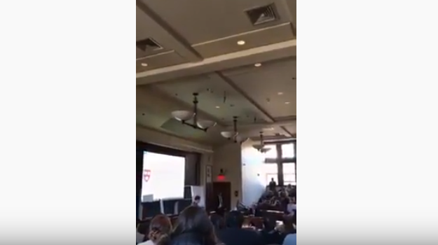 بالفيديو :انسحاب طلاب كلية الحقوق في جامعة هارفارد من محاضرة للقنصل الإسرائيلي 