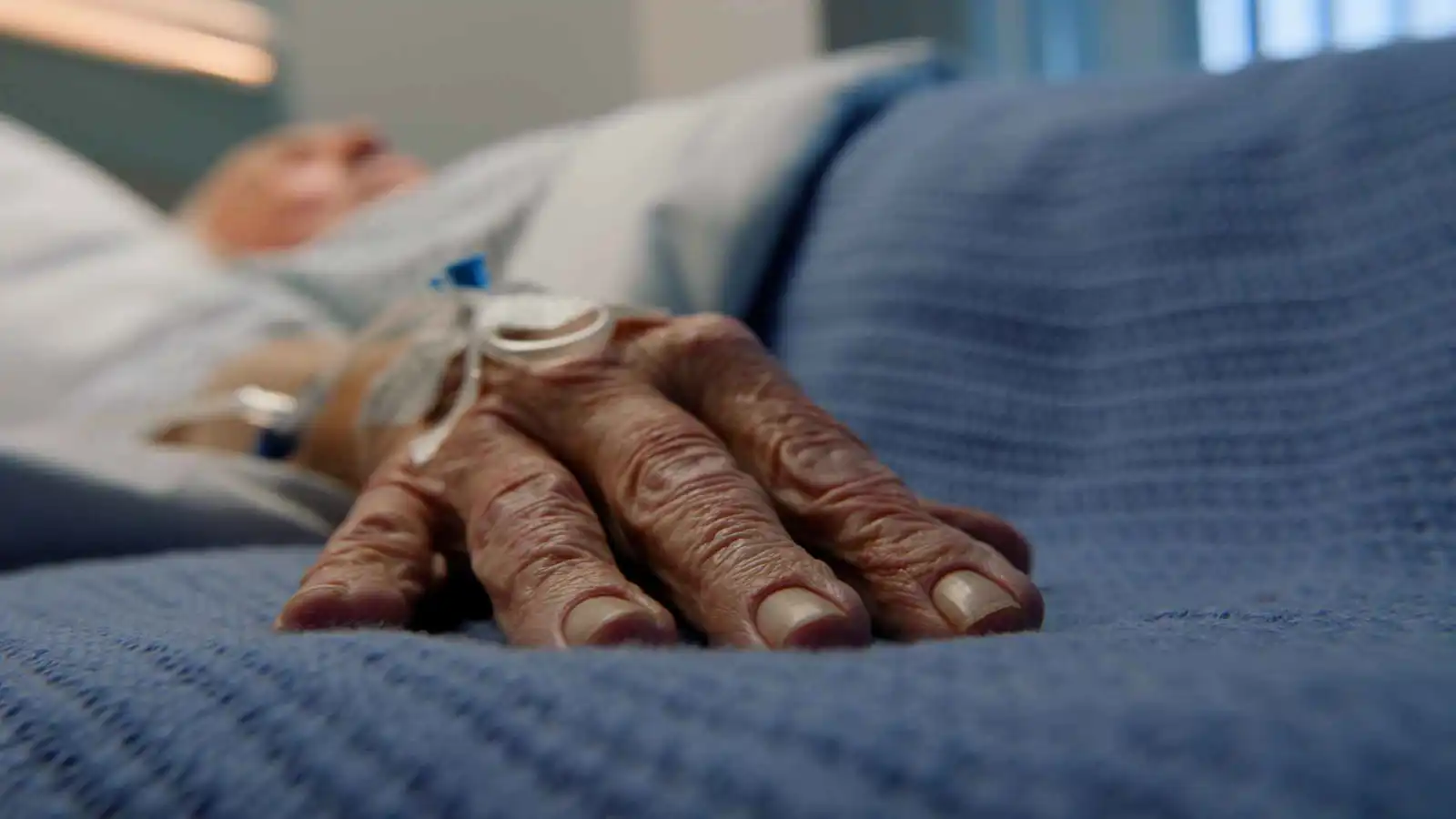  وفاة أم بعد ساعات من انتحار نجلها الطبيب في مصر