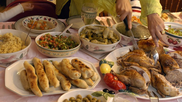 نصائح للصائمين  ..  كيف تتقي ألم البطن و المغص بعد الإفطار؟