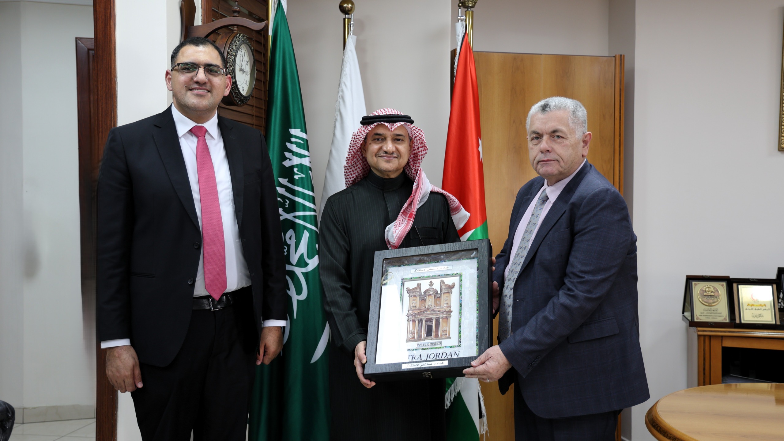 مستشفى الاستقلال يستقبل السفير السعودي سمو الأمير منصور بن خالد آل سعود ويؤكد تعزيز التعاون الصحي الأردني السعودي