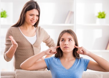 عند حدوث خلاف تنحاز أمي لأختي وتغضب مني، فهل أنا عاقة؟
