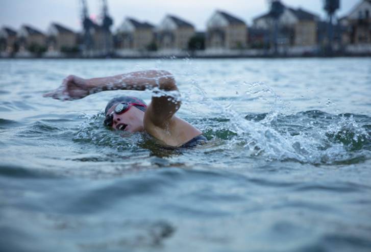 السباحة في المياه الباردة تقي من الإصابة بمرض الزهايمر