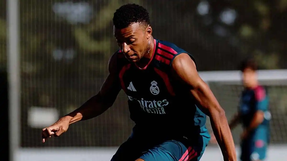 جماهير ريال مدريد تساند مبابي برسالة مؤثرة أمام النادي (فيديو)  