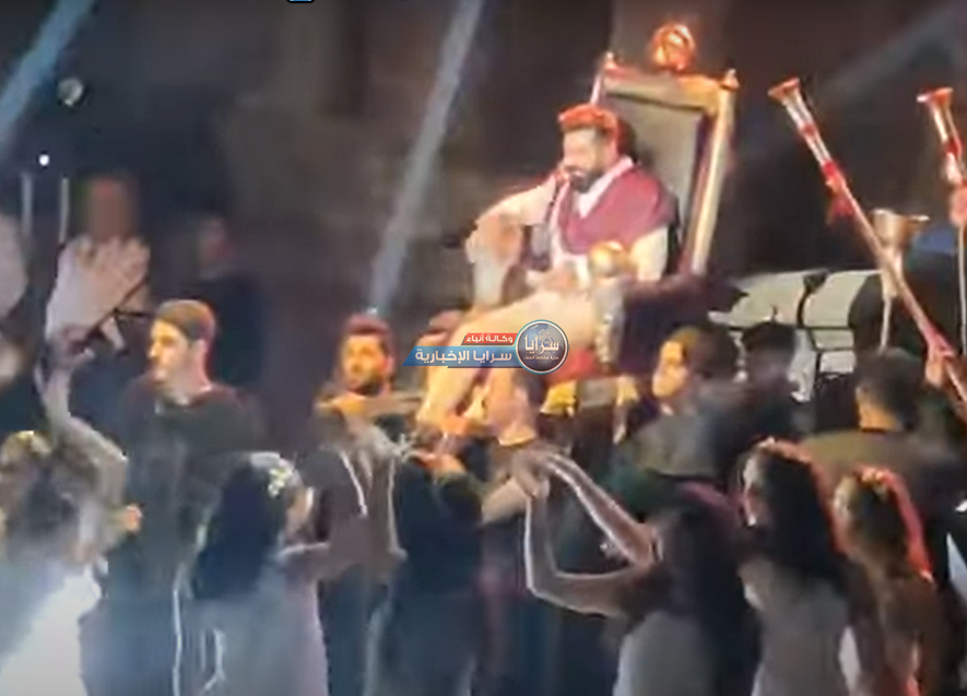 بالفيديو  ..  غضب عارم بعد دخول الفنان سيف نبيل محمولاً على الاكتاف في مهرجان جرش 