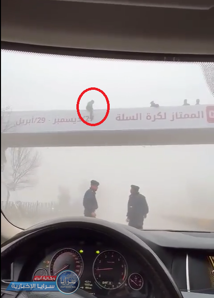 بالفيديو  ..  مواطن يعتلي جسرا في عمان ويهدد بالانتحار 