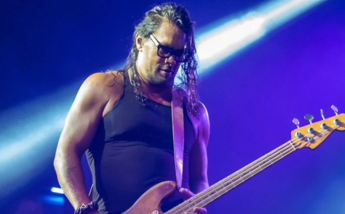 في دبي ..  جيسون موموا يقدّم أولى عروضه الموسيقية الحيّة