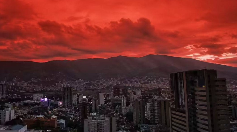 بعد أيام من الزلزال ..  لماذا تحولت سماء فنزويلا إلى اللون الأحمر؟