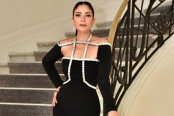 منى زكي تنشر صورة لابنتها لي لي من حفل التخرج ..  