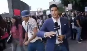 بالفيديو  ..  مراسلٌ يتلقّى أعنف ضربة على وجهه مباشرة على الهواء!