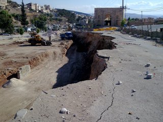 إربد : انهيار شارع جراء حفريات مشروع إسكاني