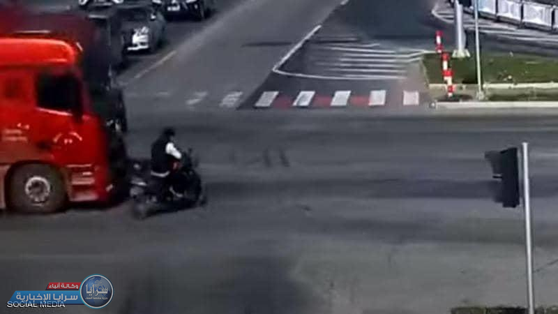 بالفيديو  ..  نجاة سائق دراجة نارية من حادث رهيب  