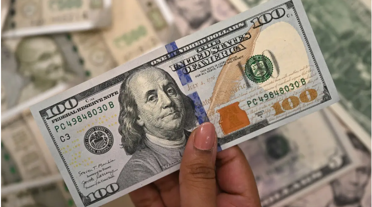 الدولار يحقق مكاسب مع دفع الحرب المستثمرين نحو الأصول الآمنة