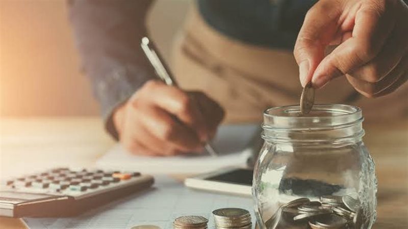كيف تستطيعين العيش بمرتبك؟ ..  خطوات عملية لإدارة الدخل والإنفاق بذكاء