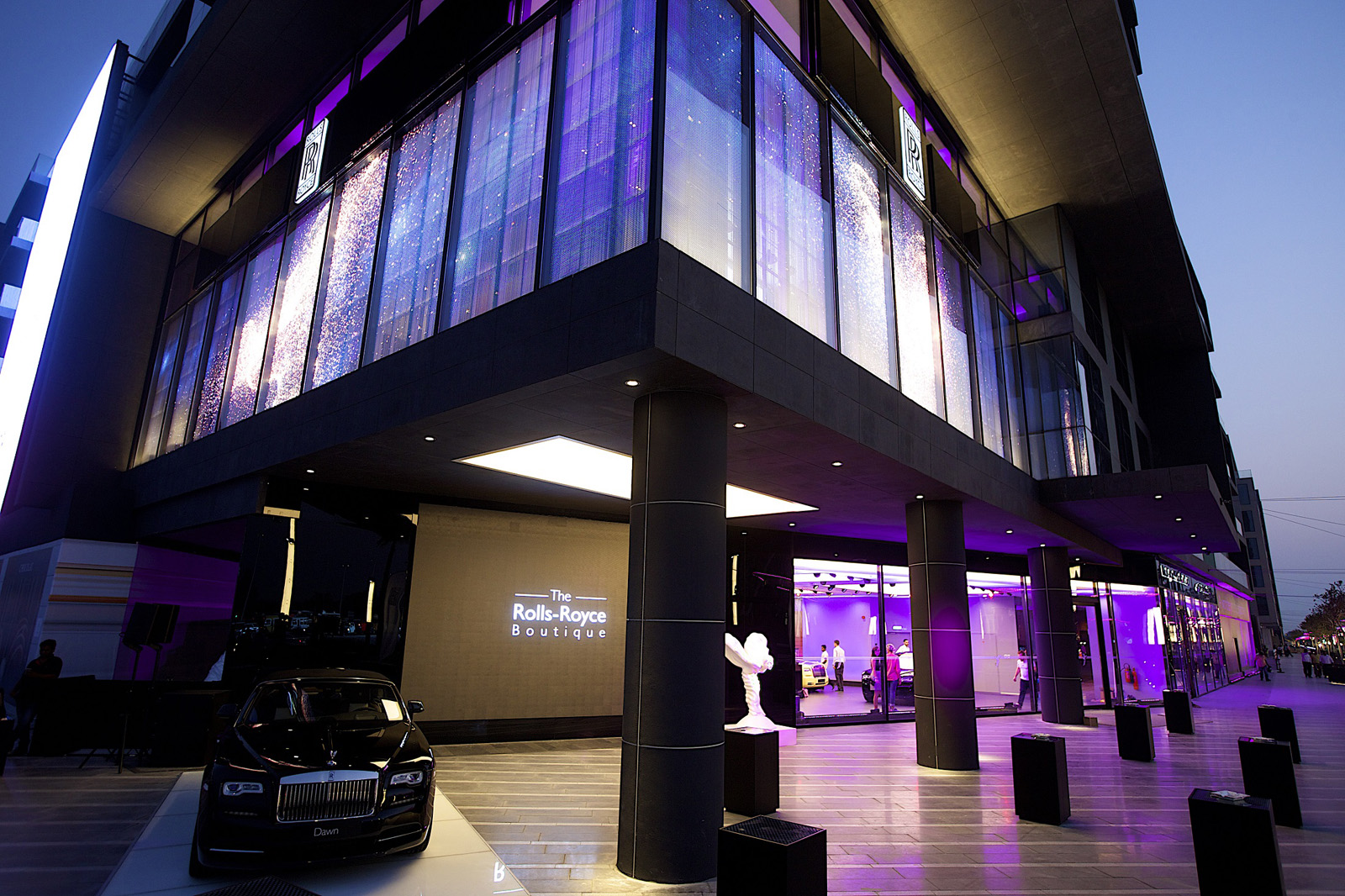بالصور  ..  رولز رويس تفتتح نوعاً جديداً من المعارض في دبي Rolls Royce