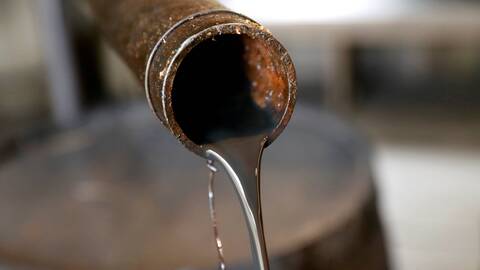 النفط يبقي على خسائره مع تركيز المستثمرين على أزمة "كورونا"