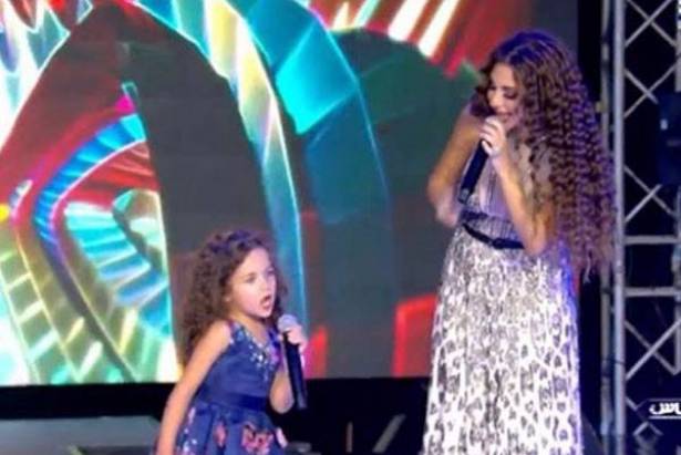 بالفيديو : ميريام فارس تعلم إعلامية الرقص على الهواء!