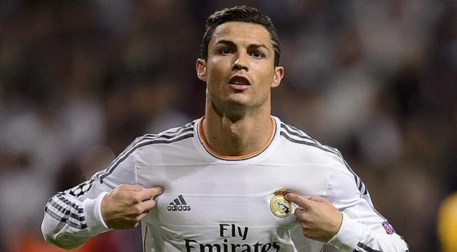 بالصور ..  رونالدو يُطلق أحذية "CR7"