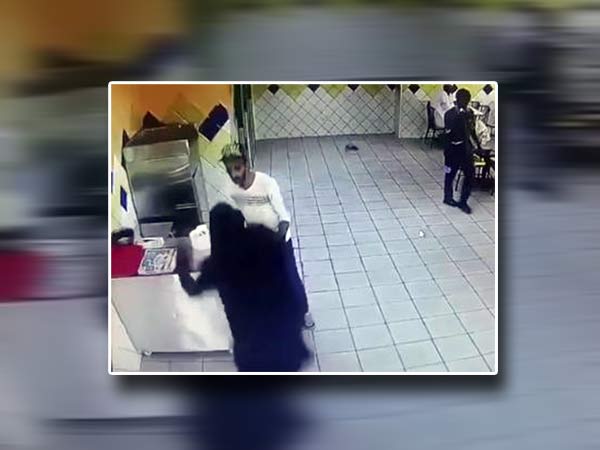 بالفيديو :فتاة سعودية تطير في الهواء وتهاجم شابًا بطريقة عنيفة