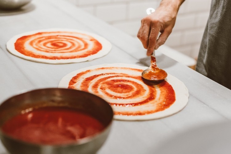 إليكِ طريقة عمل عجينة البيتزا السريعة